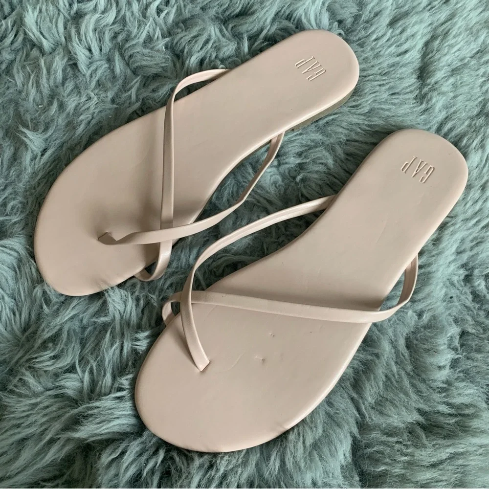 Women’s 9 GAP Pale Pink Cream Strappy Toe Loop Flat Summer Sandals
